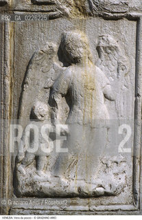 Localizzazione:..VENEZIA..Oggetto:..Soggetto:..PARTICOLARE DI VERA DA POZZO / ANGELO..Cronologia: ....Definizione Culturale:..   Autore: ..   Stile:..   Editori/Stampatori:..   Committenza:..Materia e Tecnica:..Collocazione:..Note:..CALLI CAMPI PONTI..Riproduzione Fotografica:..Graziano Arici/Rosebud2 .Copyright:..Graziano Arici/Rosebud2 .Data:..1985..Costo:..A
