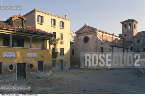Localizzazione:..VENEZIA / S. CROCE..Oggetto:..Soggetto:..CAMPO S. ZAN DEGOLA / S. GIOVANNI DECOLLATO..Cronologia: ..Definizione Culturale:..   Autore: ....   Stile:..   Editori/Stampatori:..   Committenza:..Materia e Tecnica:..Collocazione:..Note:..CALLI CAMPI PONTI..Riproduzione Fotografica:..Graziano Arici/Rosebud2 .Copyright:..Graziano Arici/Rosebud2 .Data:..1985..Costo:..A