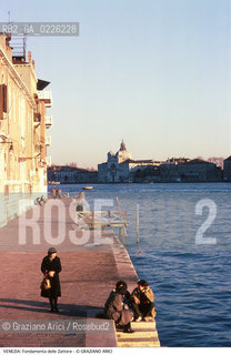 Localizzazione:..VENEZIA / DORSODURO..Oggetto:..Soggetto:..FONDAMENTA DELLE ZATTERE..Cronologia:.. ..Definizione Culturale:..   Autore: ..   Stile: ..   Editori/Stampatori:..   Committenza:..Materia e Tecnica:..Collocazione:..Note:..CALLI CAMPI E PONTI..Riproduzione Fotografica:..Copyright:..Graziano Arici/Rosebud2 .Data:..1980..Costo:..A