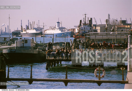Localizzazione:..VENEZIA / DORSODURO..Oggetto:..Soggetto:..FONDAMENTA DELLE ZATTERE TERRAZZE SUL CANALE DELLA GIUDECCA CUCCIOLO BAR NAVI..Cronologia:.. ..Definizione Culturale:..   Autore:  ..   Stile: ..   Editori/Stampatori:..   Committenza:..Materia e Tecnica:..Collocazione:..Note:..CALLI CAMPI E PONTI..Riproduzione Fotografica:..Copyright:..Graziano Arici/Rosebud2 .Data:..1991..Costo:..A