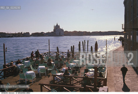 Localizzazione:..VENEZIA / DORSODURO..Oggetto:..Soggetto:..FONDAMENTA DELLE ZATTERE TERRAZZA SUL CANALE DELLA GIUDECCA LINEA D OMBRA BAR REDENTORE..Cronologia:.. ..Definizione Culturale:..   Autore:  ..   Stile: ..   Editori/Stampatori:..   Committenza:..Materia e Tecnica:..Collocazione:..Note:..CALLI CAMPI E PONTI..Riproduzione Fotografica:..Copyright:..Graziano Arici/Rosebud2 .Data:..1993..Costo:..A