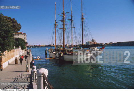 Localizzazione:..VENEZIA / DORSODURO..Oggetto:..Soggetto:..FONDAMENTA DELLE ZATTERE BARCHE A VELA CANALE DELLA GIUDECCA..Cronologia:.. ..Definizione Culturale:..   Autore:  ..   Stile: ..   Editori/Stampatori:..   Committenza:..Materia e Tecnica:..Collocazione:..Note:..CALLI CAMPI E PONTI..Riproduzione Fotografica:..Copyright:..Graziano Arici/Rosebud2 .Data:..1993..Costo:..A