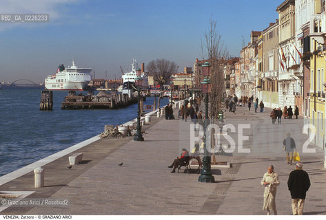 Localizzazione:..VENEZIA / DORSODURO..Oggetto:..Soggetto:..FONDAMENTA DELLE ZATTERE AL PONTE LUNGO S. BASILIO NAVI..Cronologia:.. ..Definizione Culturale:..   Autore:  ..   Stile: ..   Editori/Stampatori:..   Committenza:..Materia e Tecnica:..Collocazione:..Note:..CALLI CAMPI E PONTI..Riproduzione Fotografica:..Copyright:..Graziano Arici/Rosebud2 .Data:..1993..Costo:..A