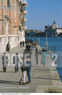 Localizzazione:..VENEZIA / DORSODURO..Oggetto:..Soggetto:..FONDAMENTA DELLE ZATTERE ZITELLE..Cronologia:.. ..Definizione Culturale:..   Autore:  ..   Stile: ..   Editori/Stampatori:..   Committenza:..Materia e Tecnica:..Collocazione:..Note:..CALLI CAMPI E PONTI..Riproduzione Fotografica:..Copyright:..Graziano Arici/Rosebud2 .Data:..1993..Costo:..A