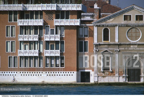Localizzazione:..VENEZIA / DORSODURO..Oggetto:..Soggetto:..FONDAMENTA DELLE ZATTERE / CASA GARDELLA E SCUOLA SPIRITO SANTO..Cronologia:..XVI XX SECOLO..Definizione Culturale:..   Autore:..IGNAZIO GARDELLA  ..   Stile: ..RINASCIMENTO..ARCHITETTURA CONTEMPORANEA..   Editori/Stampatori:..   Committenza:..Materia e Tecnica:..Collocazione:..Note:..CALLI CAMPI E PONTI..Riproduzione Fotografica:..Copyright:..Graziano Arici/Rosebud2 .Data:..1993..Costo:..A