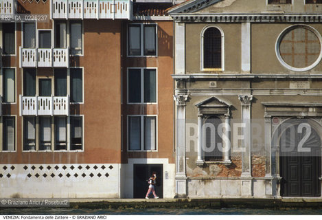 Localizzazione:..VENEZIA / DORSODURO..Oggetto:..Soggetto:..FONDAMENTA DELLE ZATTERE / SCUOLA DELLO SPIRITO SANTO E CASA GARDELLA..Cronologia:..XVI XX SECOLO..Definizione Culturale:..   Autore: ..IGNAZIO GARDELLA ..   Stile: ..RINASCIMENTO..ARCHITETTURA CONTEMPORANEA..   Editori/Stampatori:..   Committenza:..Materia e Tecnica:..Collocazione:..Note:..CALLI CAMPI E PONTI..Riproduzione Fotografica:..Copyright:..Graziano Arici/Rosebud2 .Data:..1993..Costo:..A