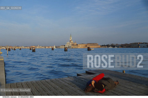 Localizzazione:..VENEZIA / DORSODURO..Oggetto:..Soggetto:..FONDAMENTA DELLE ZATTERE / TERRAZZA CANALE DELLA GIUDECCA AMORE ABBRACCIO..Cronologia:....Definizione Culturale:..   Autore: .. ..   Stile: ....   Editori/Stampatori:..   Committenza:..Materia e Tecnica:..Collocazione:..Note:..CALLI CAMPI E PONTI..Riproduzione Fotografica:..Copyright:..Graziano Arici/Rosebud2 .Data:..1993..Costo:..A