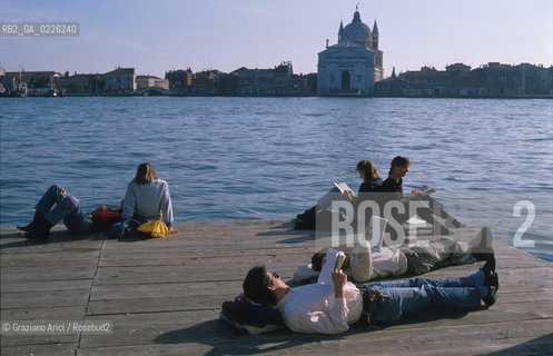 Localizzazione:..VENEZIA / DORSODURO..Oggetto:..Soggetto:..FONDAMENTA DELLE ZATTERE / TERRAZZA CANALE DELLA GIUDECCA GIOVANI REDENTORE..Cronologia:....Definizione Culturale:..   Autore: .. ..   Stile: ....   Editori/Stampatori:..   Committenza:..Materia e Tecnica:..Collocazione:..Note:..CALLI CAMPI E PONTI..Riproduzione Fotografica:..Copyright:..Graziano Arici/Rosebud2 .Data:..1993..Costo:..A
