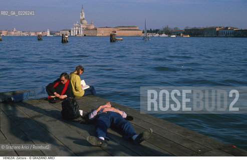 Localizzazione:..VENEZIA / DORSODURO..Oggetto:..Soggetto:..FONDAMENTA DELLE ZATTERE / TERRAZZA CANALE DELLA GIUDECCA GIOVANI..Cronologia:....Definizione Culturale:..   Autore: .. ..   Stile: ....   Editori/Stampatori:..   Committenza:..Materia e Tecnica:..Collocazione:..Note:..CALLI CAMPI E PONTI..Riproduzione Fotografica:..Copyright:..Graziano Arici/Rosebud2 .Data:..1993..Costo:..A