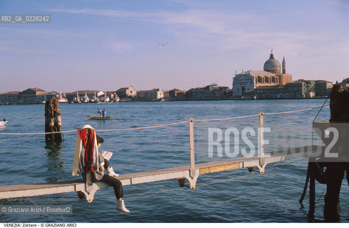 Localizzazione:..VENEZIA / DORSODURO..Oggetto:..Soggetto:..FONDAMENTA DELLE ZATTERE / PONTILE CANALE DELLA GIUDECCA GIOVANI REDENTORE..Cronologia:....Definizione Culturale:..   Autore: .. ..   Stile: ....   Editori/Stampatori:..   Committenza:..Materia e Tecnica:..Collocazione:..Note:..CALLI CAMPI E PONTI..Riproduzione Fotografica:..Copyright:..Graziano Arici/Rosebud2 .Data:..1993..Costo:..A