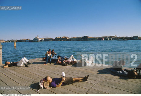 Localizzazione:..VENEZIA / DORSODURO..Oggetto:..Soggetto:..FONDAMENTA DELLE ZATTERE / TERRAZZA CANALE DELLA GIUDECCA GIOVANI ..Cronologia:....Definizione Culturale:..   Autore: .. ..   Stile: ....   Editori/Stampatori:..   Committenza:..Materia e Tecnica:..Collocazione:..Note:..CALLI CAMPI E PONTI..Riproduzione Fotografica:..Copyright:..Graziano Arici/Rosebud2 .Data:..1993..Costo:..A