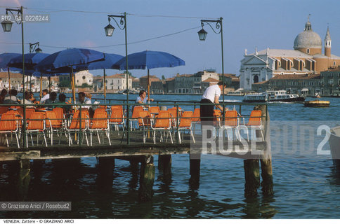 Localizzazione:..VENEZIA / DORSODURO..Oggetto:..Soggetto:..FONDAMENTA DELLE ZATTERE / TERRAZZA CANALE DELLA GIUDECCA BAR REDENTORE..Cronologia:....Definizione Culturale:..   Autore: .. ..   Stile: ....   Editori/Stampatori:..   Committenza:..Materia e Tecnica:..Collocazione:..Note:..CALLI CAMPI E PONTI..Riproduzione Fotografica:..Copyright:..Graziano Arici/Rosebud2 .Data:..1993..Costo:..A