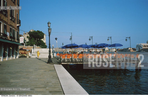 Localizzazione:..VENEZIA / DORSODURO..Oggetto:..Soggetto:..FONDAMENTA DELLE ZATTERE / TERRAZZA BAR CUCCIOLO..Cronologia:....Definizione Culturale:..   Autore: .. ..   Stile: ....   Editori/Stampatori:..   Committenza:..Materia e Tecnica:..Collocazione:..Note:..CALLI CAMPI E PONTI..Riproduzione Fotografica:..Copyright:..Graziano Arici/Rosebud2 .Data:..1993..Costo:..A