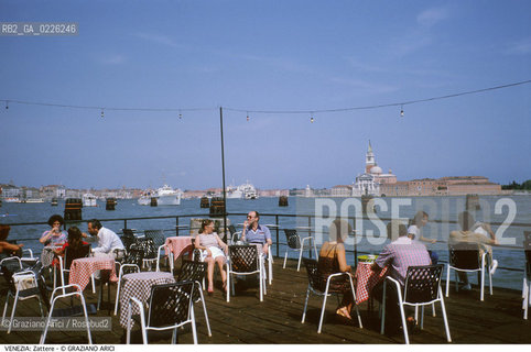 Localizzazione:..VENEZIA / DORSODURO..Oggetto:..Soggetto:..FONDAMENTA DELLE ZATTERE / TERRAZZA BAR CANALE DELLA GIUDECCA S. GIORGIO..Cronologia:....Definizione Culturale:..   Autore: .. ..   Stile: ....   Editori/Stampatori:..   Committenza:..Materia e Tecnica:..Collocazione:..Note:..CALLI CAMPI E PONTI..Riproduzione Fotografica:..Copyright:..Graziano Arici/Rosebud2 .Data:..1993..Costo:..A