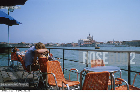 Localizzazione:..VENEZIA / DORSODURO..Oggetto:..Soggetto:..FONDAMENTA DELLE ZATTERE / TERRAZZA BAR CANALE DELLA GIUDECCA GIOVANI ABBRACCIO AMORE REDENTORE..Cronologia:....Definizione Culturale:..   Autore: .. ..   Stile: ....   Editori/Stampatori:..   Committenza:..Materia e Tecnica:..Collocazione:..Note:..CALLI CAMPI E PONTI..Riproduzione Fotografica:..Copyright:..Graziano Arici/Rosebud2 .Data:..1993..Costo:..A