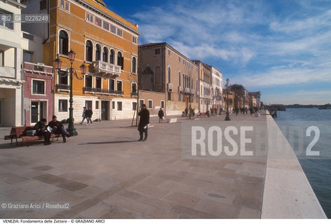 Localizzazione:..VENEZIA / DORSODURO..Oggetto:..Soggetto:..FONDAMENTA DELLE ZATTERE AL PONTE LUNGO..Cronologia:.. ..Definizione Culturale:..   Autore:  ..   Stile: ..   Editori/Stampatori:..   Committenza:..Materia e Tecnica:..Collocazione:..Note:..CALLI CAMPI E PONTI..Riproduzione Fotografica:..Copyright:..Graziano Arici/Rosebud2 .Data:..1993..Costo:..A