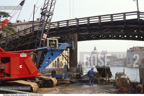 Localizzazione:..VENEZIA / S. MARCO DORSODURO..Oggetto:..Soggetto:..RESTAURO DEL PONTE DELL ACCADEMIA / SALUTE CANAL GRANDE..Cronologia: ....Definizione Culturale:..   Autore:.. ..   Stile:..   Editori/Stampatori:..   Committenza:..Materia e Tecnica:..LEGNO..Collocazione:..Note:..CALLI CAMPI E PONTI..Riproduzione Fotografica:..Copyright:..Graziano Arici/Rosebud2 .Data:..1990..Costo:..A
