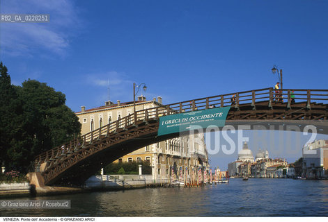 Localizzazione:..VENEZIA / S. MARCO DORSODURO..Oggetto:..Soggetto:..PONTE DELL ACCADEMIA / SALUTE CANAL GRANDE..Cronologia: ..XX SECOLO..Definizione Culturale:..   Autore:..EUGENIO MIOZZI..   Stile:..   Editori/Stampatori:..   Committenza:..Materia e Tecnica:..LEGNO..Collocazione:..Note:..CALLI CAMPI E PONTI..Riproduzione Fotografica:..Copyright:..Graziano Arici/Rosebud2 .Data:..1996..Costo:..A