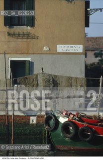 Localizzazione:..VENEZIA / ISOLA DELLA GIUDECCA..Oggetto:..Soggetto:..FONDAMENTA S. ANGELO / RETI DA PESCA..Cronologia: ....Definizione Culturale:..   Autore:....   Stile:..   Editori/Stampatori:..   Committenza:..Materia e Tecnica:....Collocazione:..Note:..CALLI CAMPI E PONTI..Riproduzione Fotografica:..Copyright:..Graziano Arici/Rosebud2 .Data:..1985..Costo:..A