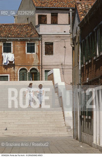 Localizzazione:..VENEZIA / CANNAREGIO..Oggetto:..Soggetto:..PONTE DEI TRE ARCHI..Cronologia: ....Definizione Culturale:..   Autore:....   Stile:..   Editori/Stampatori:..   Committenza:..Materia e Tecnica:....Collocazione:..Note:..CALLI CAMPI E PONTI..Riproduzione Fotografica:..Copyright:..Graziano Arici/Rosebud2 .Data:..1990..Costo:..A