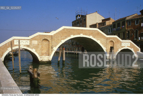 Localizzazione:..VENEZIA / CANNAREGIO..Oggetto:..Soggetto:..PONTE DEI TRE ARCHI E RIO DI CANNAREGIO..Cronologia: ..XVII SECOLO..Definizione Culturale:..   Autore:..ANDREA TIRALI ..   Stile:..   Editori/Stampatori:..   Committenza:..Materia e Tecnica:....Collocazione:..Note:..CALLI CAMPI E PONTI..Riproduzione Fotografica:..Copyright:..Graziano Arici/Rosebud2 .Data:..1990..Costo:..A