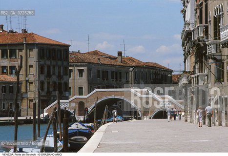 Localizzazione:..VENEZIA / CANNAREGIO..Oggetto:..Soggetto:..PONTE DEI TRE ARCHI E FONDAMENTA DI CANNAREGIO..Cronologia: ..XVII SECOLO..Definizione Culturale:..   Autore:..ANDREA TIRALI ..   Stile:..   Editori/Stampatori:..   Committenza:..Materia e Tecnica:....Collocazione:..Note:..CALLI CAMPI E PONTI..Riproduzione Fotografica:..Copyright:..Graziano Arici/Rosebud2 .Data:..1990..Costo:..A