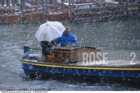 Localizzazione:..VENEZIA..Oggetto:..Soggetto:..BARCA DA TRASPORTO SOTTO LA NEVE..Cronologia: ....Definizione Culturale:..   Autore:....   Stile:..   Editori/Stampatori:..   Committenza:..Materia e Tecnica:....Collocazione:..Note:..INVERNO..Riproduzione Fotografica:..Copyright:..Graziano Arici/Rosebud2 .Data:..1996..Costo:..A