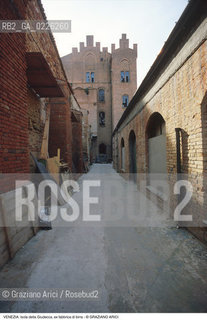 Localizzazione:..VENEZIA / ISOLA DELLA GIUDECCA..Oggetto:..Soggetto:..EX FABBRICA DI BIRRA / ARCHEOLOGIA INDUSTRIALE..Cronologia: ..XX SECOLO..Definizione Culturale:..   Autore:....   Stile:..   Editori/Stampatori:..   Committenza:..Materia e Tecnica:....Collocazione:..Note:..CALLI CAMPI E PONTI..Riproduzione Fotografica:..Copyright:..Graziano Arici/Rosebud2 .Data:..1985..Costo:..A