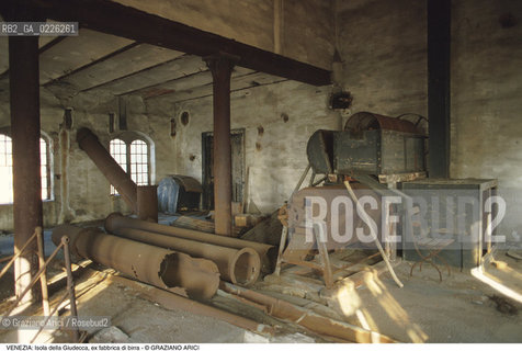 Localizzazione:..VENEZIA / ISOLA DELLA GIUDECCA..Oggetto:..Soggetto:..EX FABBRICA DI BIRRA / ARCHEOLOGIA INDUSTRIALE..Cronologia: ..XX SECOLO..Definizione Culturale:..   Autore:....   Stile:..   Editori/Stampatori:..   Committenza:..Materia e Tecnica:....Collocazione:..Note:..CALLI CAMPI E PONTI..Riproduzione Fotografica:..Copyright:..Graziano Arici/Rosebud2 .Data:..1985..Costo:..A