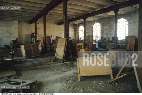 Localizzazione:..VENEZIA / ISOLA DELLA GIUDECCA..Oggetto:..Soggetto:..EX FABBRICA DI BIRRA / ARCHEOLOGIA INDUSTRIALE..Cronologia: ..XX SECOLO..Definizione Culturale:..   Autore:....   Stile:..   Editori/Stampatori:..   Committenza:..Materia e Tecnica:....Collocazione:..Note:..CALLI CAMPI E PONTI..Riproduzione Fotografica:..Copyright:..Graziano Arici/Rosebud2 .Data:..1985..Costo:..A