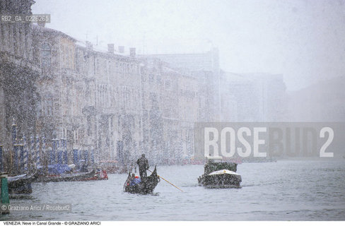 Localizzazione:..VENEZIA / S. MARCO..Oggetto:..Soggetto:..NEVE IN CANAL GRANDE GONDOLA..Cronologia: ....Definizione Culturale:..   Autore:....   Stile:..   Editori/Stampatori:..   Committenza:..Materia e Tecnica:....Collocazione:..Note:..INVERNO..Riproduzione Fotografica:..Copyright:..Graziano Arici/Rosebud2 .Data:..1990..Costo:..A
