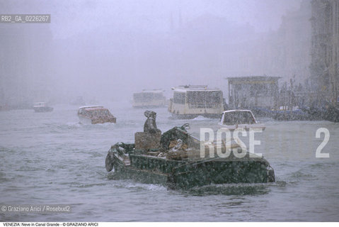 Localizzazione:..VENEZIA..Oggetto:..Soggetto:..NEVE IN CANAL GRANDE / BARCA DA TRASPORTO..Cronologia: ....Definizione Culturale:..   Autore:....   Stile:..   Editori/Stampatori:..   Committenza:..Materia e Tecnica:....Collocazione:..Note:..INVERNO..Riproduzione Fotografica:..Copyright:..Graziano Arici/Rosebud2 .Data:..1990..Costo:..A