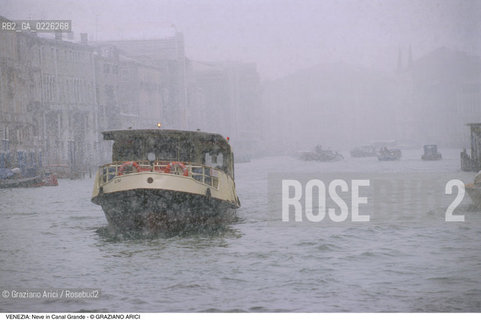 Localizzazione:..VENEZIA..Oggetto:..Soggetto:..NEVE IN CANAL GRANDE / VAPORETTO ACTV..Cronologia: ....Definizione Culturale:..   Autore:....   Stile:..   Editori/Stampatori:..   Committenza:..Materia e Tecnica:....Collocazione:..Note:..INVERNO..Riproduzione Fotografica:..Copyright:..Graziano Arici/Rosebud2 .Data:..1990..Costo:..A