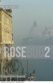 Localizzazione:..VENEZIA / DORSODURO S. MARCO..Oggetto:..Soggetto:..CANAL GRANDE E SALUTE / NEBBIA..Cronologia: ....Definizione Culturale:..   Autore:....   Stile:..   Editori/Stampatori:..   Committenza:..Materia e Tecnica:....Collocazione:..Note:..INVERNO..Riproduzione Fotografica:..Copyright:..Graziano Arici/Rosebud2 .Data:..1996..Costo:..A