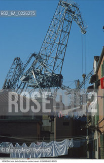 Localizzazione:..VENEZIA / ISOLA DELLA GIUDECCA..Oggetto:..Soggetto:..CANTIERI NAVALI / GRU..Cronologia: ....Definizione Culturale:..   Autore:....   Stile:..   Editori/Stampatori:..   Committenza:..Materia e Tecnica:....Collocazione:..Note:..CALLI CAMPI E PONTI..Riproduzione Fotografica:..Copyright:..Graziano Arici/Rosebud2 .Data:..1985..Costo:..A