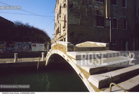 Localizzazione:..VENEZIA / CANNAREGIO..Oggetto:..Soggetto:..PONTE CHIODO SUL RIO DI S. FELICE..Cronologia: ....Definizione Culturale:..   Autore:.. ..   Stile:..   Editori/Stampatori:..   Committenza:..Materia e Tecnica:....Collocazione:..Note:..CALLI CAMPI E PONTI..Riproduzione Fotografica:..Copyright:..Graziano Arici/Rosebud2 .Data:..1990..Costo:..A