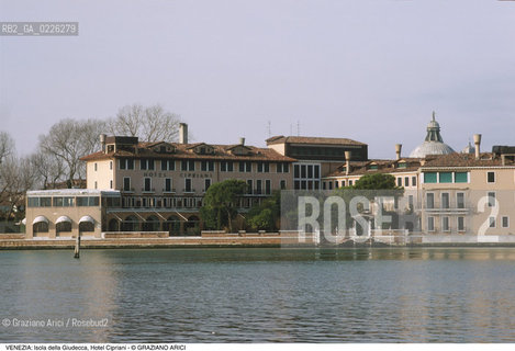 Localizzazione:..VENEZIA / ISOLA DELLA GIUDECCA..Oggetto:..Soggetto:..HOTEL CIPRIANI / ALBERGO..Cronologia: ....Definizione Culturale:..   Autore:....   Stile:..   Editori/Stampatori:..   Committenza:..Materia e Tecnica:....Collocazione:..Note:..CALLI CAMPI E PONTI..Riproduzione Fotografica:..Copyright:..Graziano Arici/Rosebud2 .Data:..1990..Costo:..A