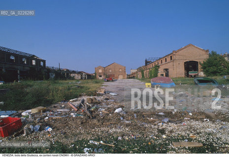 Localizzazione:..VENEZIA / ISOLA DELLA GIUDECCA..Oggetto:..Soggetto:..EX CANTIERI NAVALI CNOMV / ARCHEOLOGIA INDUSTRIALE..Cronologia: ....Definizione Culturale:..   Autore:....   Stile:..   Editori/Stampatori:..   Committenza:..Materia e Tecnica:....Collocazione:..Note:..CALLI CAMPI E PONTI..Riproduzione Fotografica:..Copyright:..Graziano Arici/Rosebud2 .Data:..1985..Costo:..A