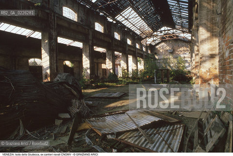 Localizzazione:..VENEZIA / ISOLA DELLA GIUDECCA..Oggetto:..Soggetto:..EX CANTIERI NAVALI CNOMV / ARCHEOLOGIA INDUSTRIALE..Cronologia: ....Definizione Culturale:..   Autore:....   Stile:..   Editori/Stampatori:..   Committenza:..Materia e Tecnica:....Collocazione:..Note:..CALLI CAMPI E PONTI..Riproduzione Fotografica:..Copyright:..Graziano Arici/Rosebud2 .Data:..1985..Costo:..A