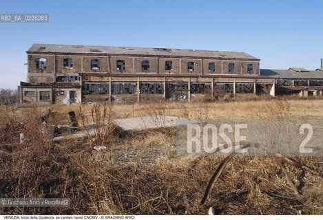 Localizzazione:..VENEZIA / ISOLA DELLA GIUDECCA..Oggetto:..Soggetto:..EX CANTIERI NAVALI CNOMV / ARCHEOLOGIA INDUSTRIALE..Cronologia: ....Definizione Culturale:..   Autore:....   Stile:..   Editori/Stampatori:..   Committenza:..Materia e Tecnica:....Collocazione:..Note:..CALLI CAMPI E PONTI..Riproduzione Fotografica:..Copyright:..Graziano Arici/Rosebud2 .Data:..1985..Costo:..A