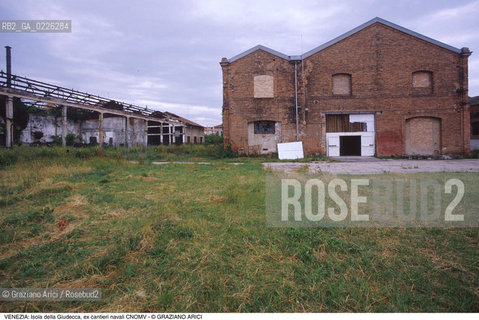 Localizzazione:..VENEZIA / ISOLA DELLA GIUDECCA..Oggetto:..Soggetto:..EX CANTIERI NAVALI CNOMV / ARCHEOLOGIA INDUSTRIALE..Cronologia: ....Definizione Culturale:..   Autore:....   Stile:..   Editori/Stampatori:..   Committenza:..Materia e Tecnica:....Collocazione:..Note:..CALLI CAMPI E PONTI..Riproduzione Fotografica:..Copyright:..Graziano Arici/Rosebud2 .Data:..1985..Costo:..A