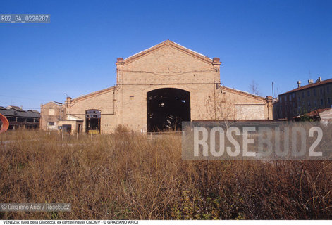 Localizzazione:..VENEZIA / ISOLA DELLA GIUDECCA..Oggetto:..Soggetto:..EX CANTIERI NAVALI CNOMV / ARCHEOLOGIA INDUSTRIALE..Cronologia: ....Definizione Culturale:..   Autore:....   Stile:..   Editori/Stampatori:..   Committenza:..Materia e Tecnica:....Collocazione:..Note:..CALLI CAMPI E PONTI..Riproduzione Fotografica:..Copyright:..Graziano Arici/Rosebud2 .Data:..1985..Costo:..A
