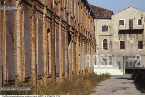 Localizzazione:..VENEZIA / ISOLA DELLA GIUDECCA..Oggetto:..Soggetto:..EX CANTIERI NAVALI CNOMV / ARCHEOLOGIA INDUSTRIALE..Cronologia: ....Definizione Culturale:..   Autore:....   Stile:..   Editori/Stampatori:..   Committenza:..Materia e Tecnica:....Collocazione:..Note:..CALLI CAMPI E PONTI..Riproduzione Fotografica:..Copyright:..Graziano Arici/Rosebud2 .Data:..1985..Costo:..A