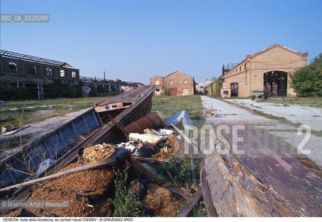 Localizzazione:..VENEZIA / ISOLA DELLA GIUDECCA..Oggetto:..Soggetto:..EX CANTIERI NAVALI CNOMV / ARCHEOLOGIA INDUSTRIALE..Cronologia: ....Definizione Culturale:..   Autore:....   Stile:..   Editori/Stampatori:..   Committenza:..Materia e Tecnica:....Collocazione:..Note:..CALLI CAMPI E PONTI..Riproduzione Fotografica:..Copyright:..Graziano Arici/Rosebud2 .Data:..1985..Costo:..A