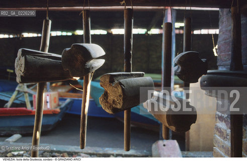 Localizzazione:..VENEZIA / ISOLA DELLA GIUDECCA..Oggetto:..Soggetto:..CORDAIO / ATTREZZI PER CORDE..Cronologia: ....Definizione Culturale:..   Autore:....   Stile:..   Editori/Stampatori:..   Committenza:..Materia e Tecnica:....Collocazione:..Note:..CALLI CAMPI E PONTI..Riproduzione Fotografica:..Copyright:..Graziano Arici/Rosebud2 .Data:..1985..Costo:..A