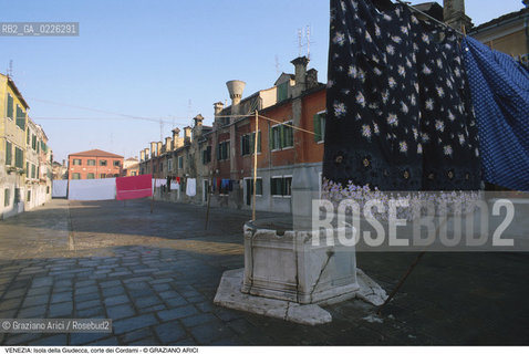 Localizzazione:..VENEZIA / ISOLA DELLA GIUDECCA..Oggetto:..Soggetto:..CORTE DEI CORDAMI / VERA DA POZZO EDILIZIA POPOLARE..Cronologia: ....Definizione Culturale:..   Autore:....   Stile:..   Editori/Stampatori:..   Committenza:..Materia e Tecnica:....Collocazione:..Note:..CALLI CAMPI E PONTI..Riproduzione Fotografica:..Copyright:..Graziano Arici/Rosebud2 .Data:..1985..Costo:..A