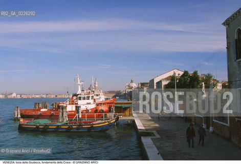 Localizzazione:..VENEZIA / ISOLA DELLA GIUDECCA..Oggetto:..Soggetto:..FONDAMENTA DELLA CROCE / RIMORCHIATORI..Cronologia: ....Definizione Culturale:..   Autore:....   Stile:..   Editori/Stampatori:..   Committenza:..Materia e Tecnica:....Collocazione:..Note:..CALLI CAMPI E PONTI..Riproduzione Fotografica:..Copyright:..Graziano Arici/Rosebud2 .Data:..1985..Costo:..A