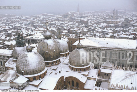 Localizzazione:..VENEZIA / S. MARCO..Oggetto:..Soggetto:..NEVE CUPOLE DELLA BASILICA DI SAN MARCO..Cronologia: ....Definizione Culturale:..   Autore:....   Stile:..   Editori/Stampatori:..   Committenza:..Materia e Tecnica:....Collocazione:..Note:..INVERNO..Riproduzione Fotografica:..Copyright:..Graziano Arici/Rosebud2 .Data:..1992..Costo:..A
