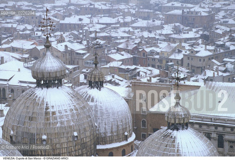 Localizzazione:..VENEZIA / S. MARCO..Oggetto:..Soggetto:..NEVE CUPOLE DELLA BASILICA DI SAN MARCO..Cronologia: ....Definizione Culturale:..   Autore:....   Stile:..   Editori/Stampatori:..   Committenza:..Materia e Tecnica:....Collocazione:..Note:..INVERNO..Riproduzione Fotografica:..Copyright:..Graziano Arici/Rosebud2 .Data:..1992..Costo:..A