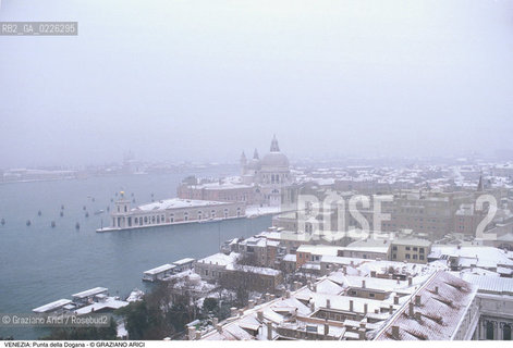 Localizzazione:..VENEZIA / DORSODURO..Oggetto:..Soggetto:..NEVE PUNTA DELLA DOGANA SALUTE CANALE DELLA GIUDECCA..Cronologia: ....Definizione Culturale:..   Autore:....   Stile:..   Editori/Stampatori:..   Committenza:..Materia e Tecnica:....Collocazione:..Note:..INVERNO..Riproduzione Fotografica:..Copyright:..Graziano Arici/Rosebud2 .Data:..1992..Costo:..A